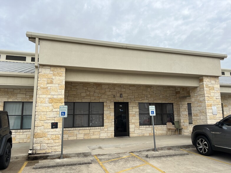 1050 Meadows Dr, Round Rock, TX for rent - Building Photo - Image 2 of 12