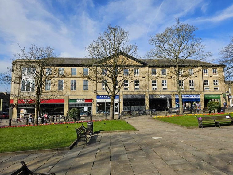 Norfolk Sq, Glossop for sale Building Photo- Image 1 of 2