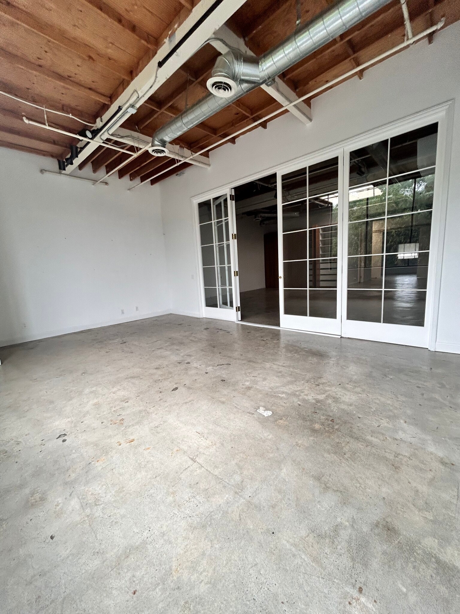 8714 Santa Monica Blvd, West Hollywood, CA to rent Interior Photo- Image 1 of 15