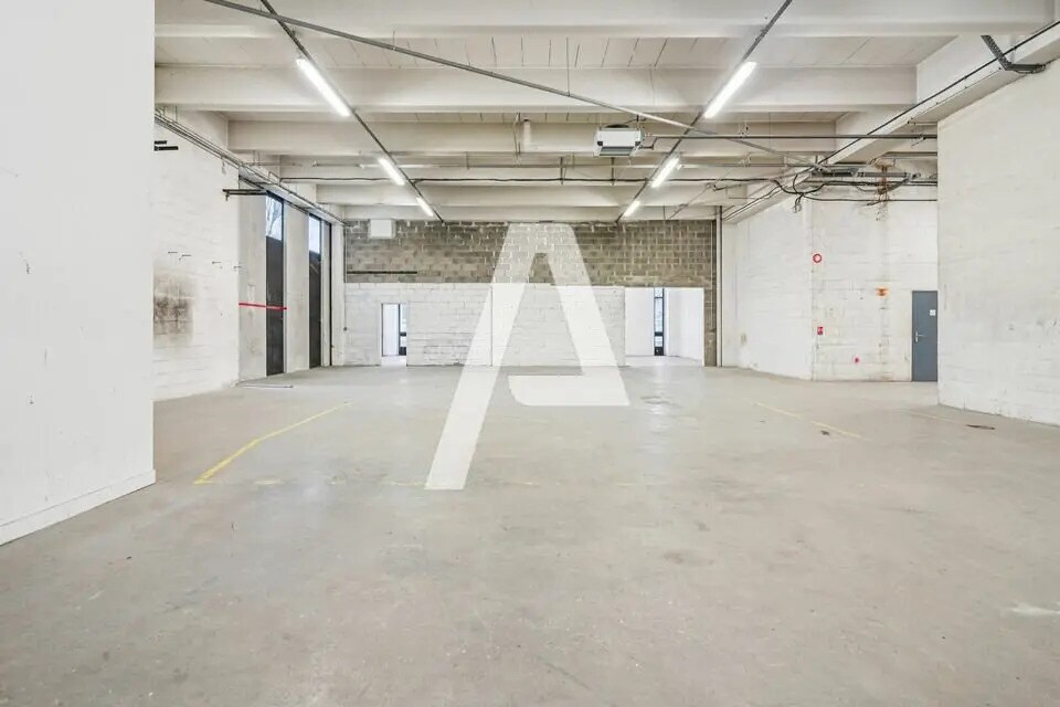 Light Industrial in Rungis to rent Interior Photo- Image 1 of 6