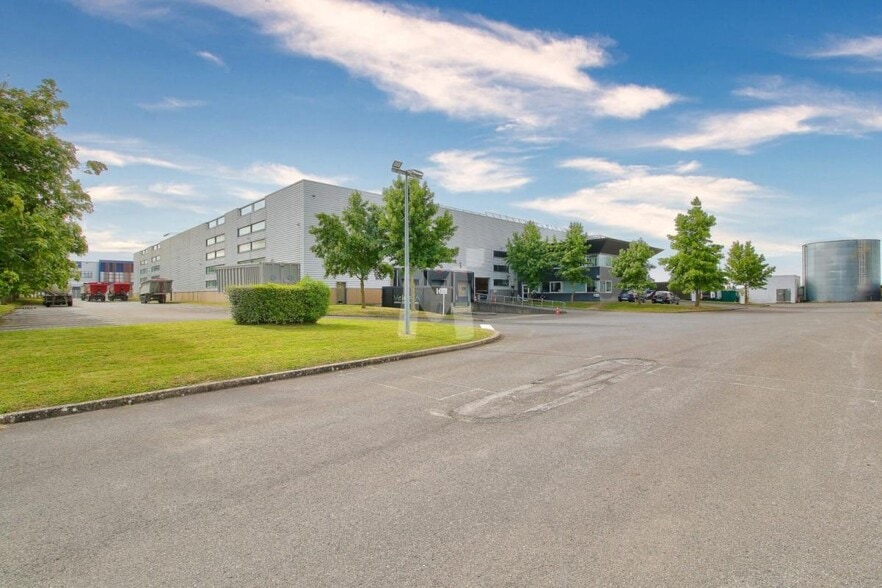 Light Industrial in Saint-Michel-sur-Orge to rent - Building Photo - Image 2 of 14