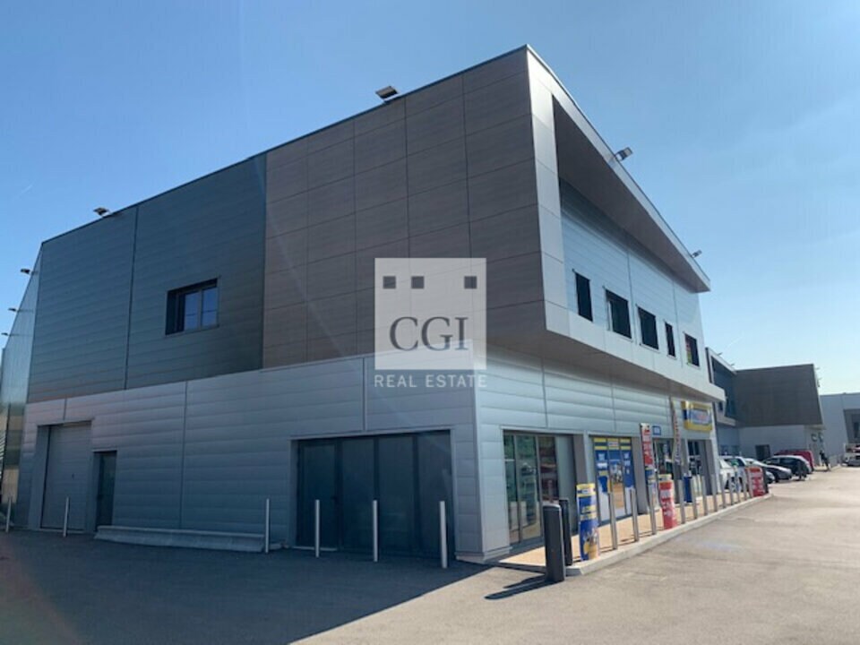 198 Route De Trévoux, Genay to rent Building Photo- Image 1 of 6