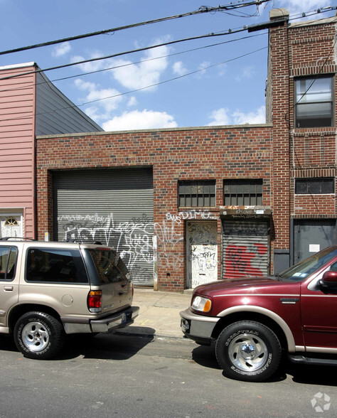 209 N 8th St, Brooklyn, NY for sale - Primary Photo - Image 1 of 1