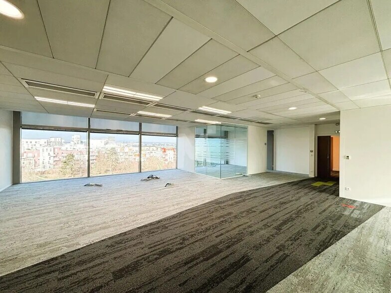 Office in Massy to rent - Interior Photo - Image 2 of 14