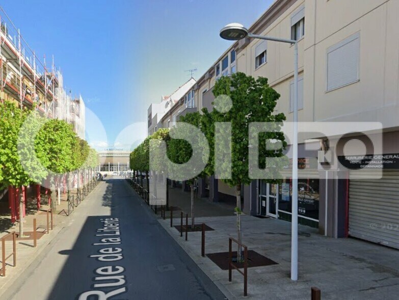 Retail in Moissy Cramayel to rent - Building Photo - Image 3 of 4