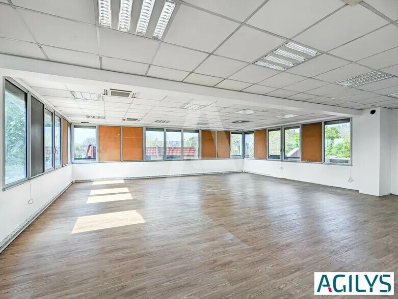 Office in Massy to rent - Interior Photo - Image 1 of 5