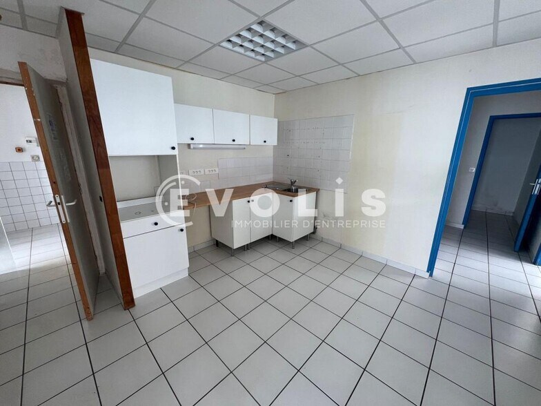 Retail in Roissy-en-Brie to rent - Interior Photo - Image 2 of 5