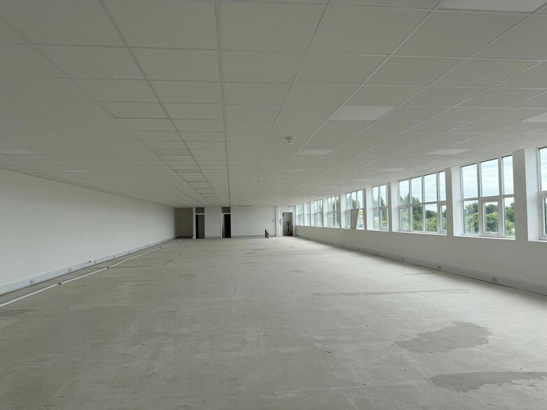 53-55 Burrfields Rd, Portsmouth to rent - Interior Photo - Image 2 of 10