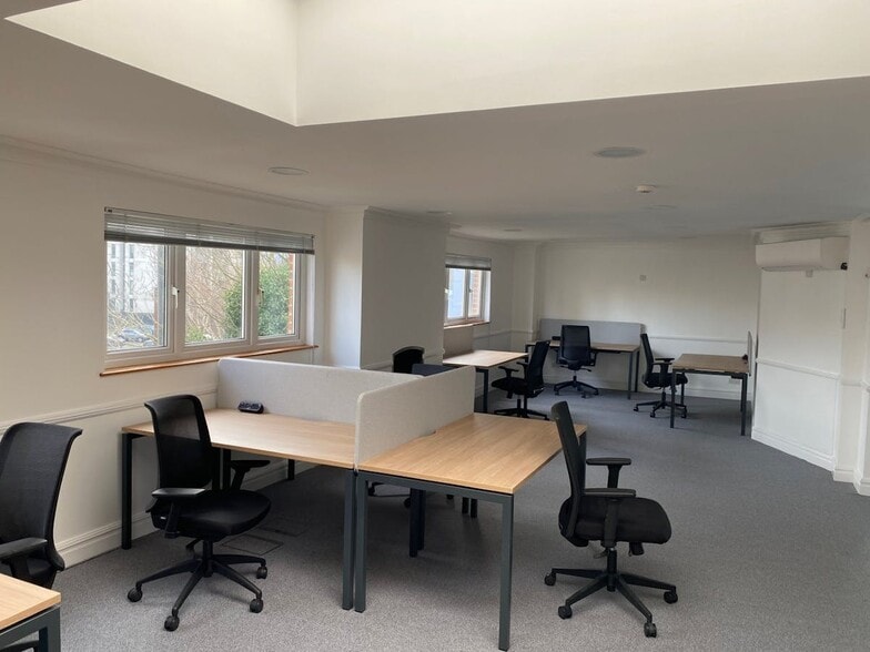 339 High St, London to rent - Interior Photo - Image 3 of 9