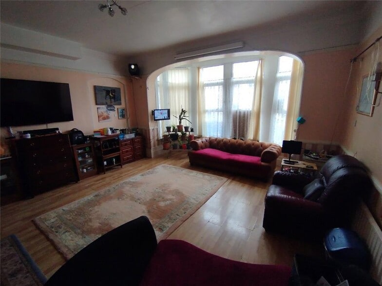4 Grosvenor Rd, Westcliff On Sea for sale - Building Photo - Image 3 of 21
