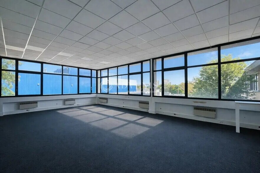 Light Industrial in Villejuif to rent - Interior Photo - Image 2 of 12