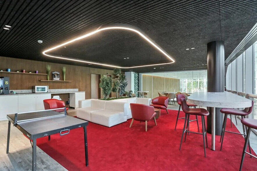 52 Quai De Dion Bouton, Puteaux to rent - Building Photo - Image 3 of 10