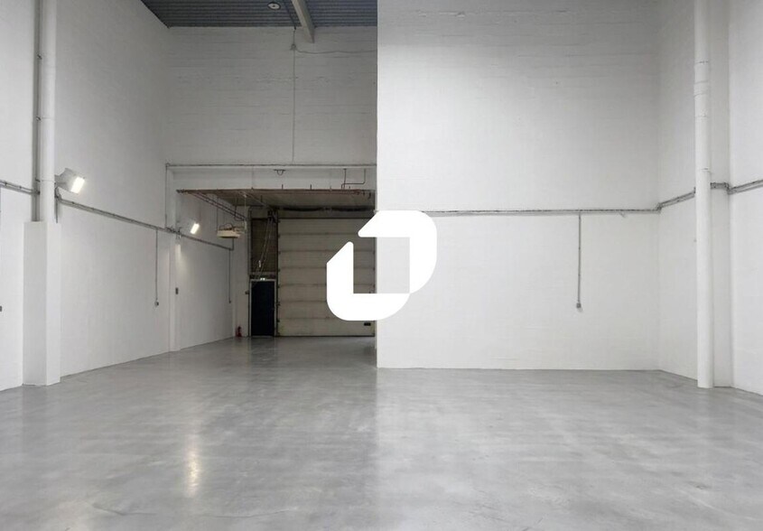 Light Industrial in Lognes to rent - Interior Photo - Image 1 of 13
