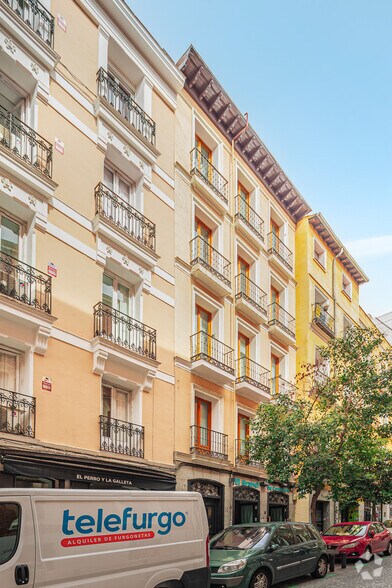 Retail in Madrid, Madrid to rent - Building Photo - Image 2 of 5