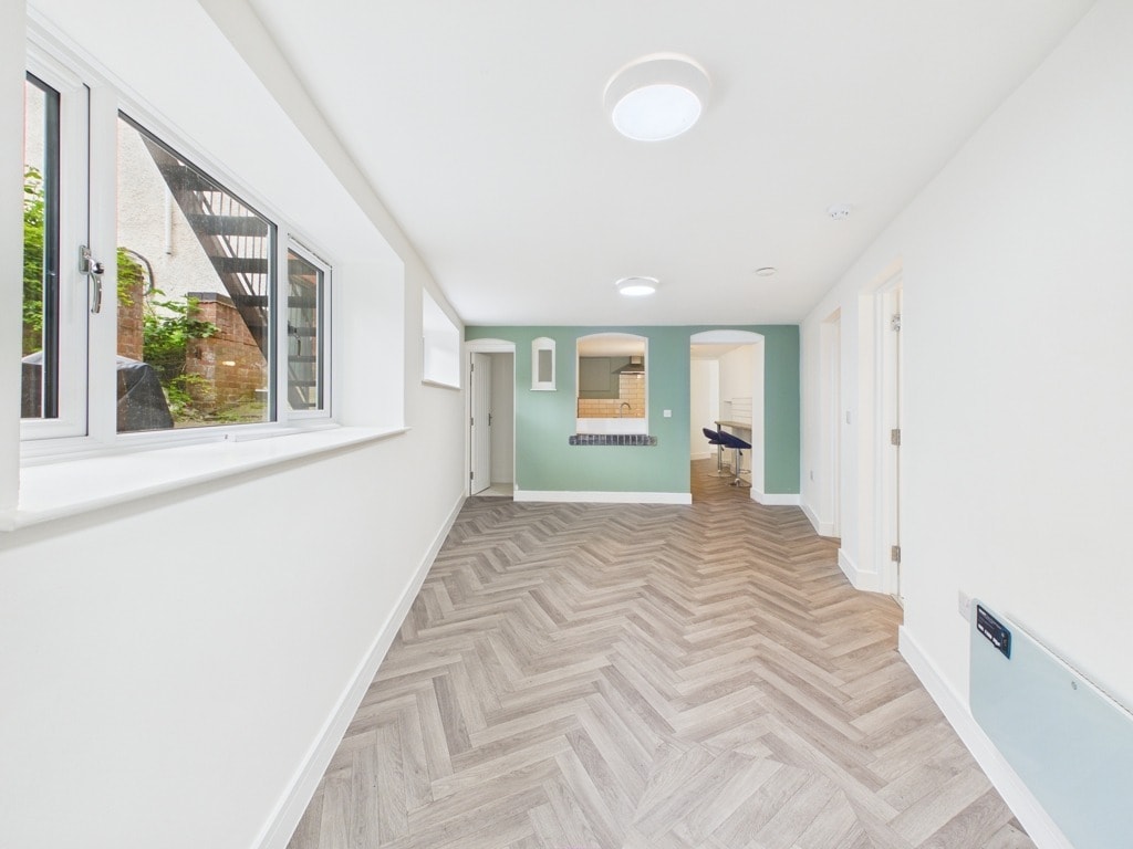22 Newtown Rd, Malvern to rent Interior Photo- Image 1 of 10