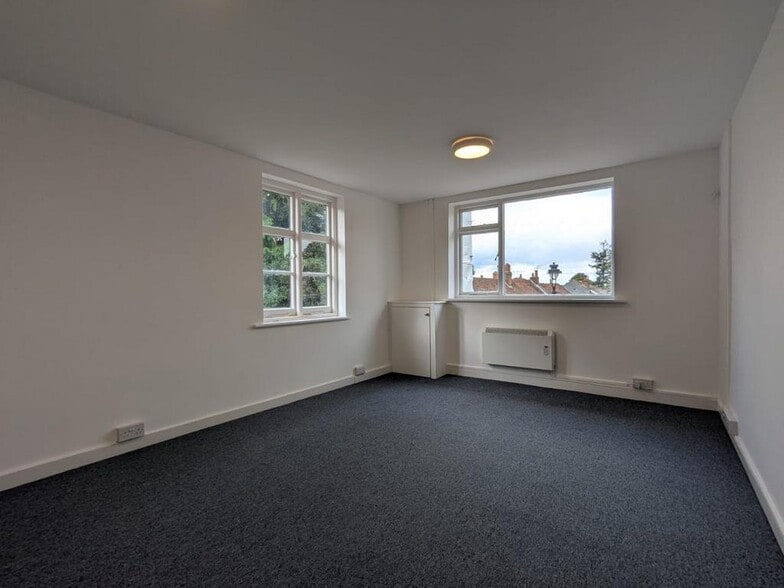 35 High St, Leatherhead to rent - Building Photo - Image 3 of 4