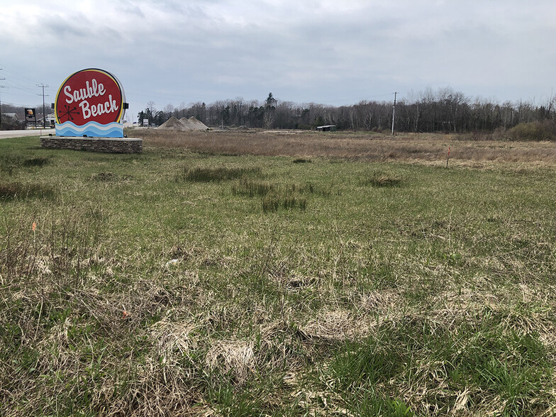 701 Main St, Sauble Beach, ON for sale - Primary Photo - Image 1 of 4