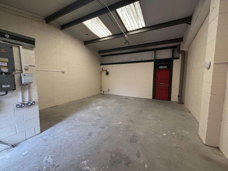 Hirwaun Industrial Estate, Hirwaun to rent - Interior Photo - Image 2 of 4
