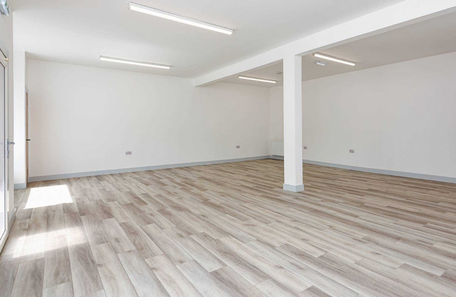 62 West Main St, Harthill to rent - Interior Photo - Image 2 of 4
