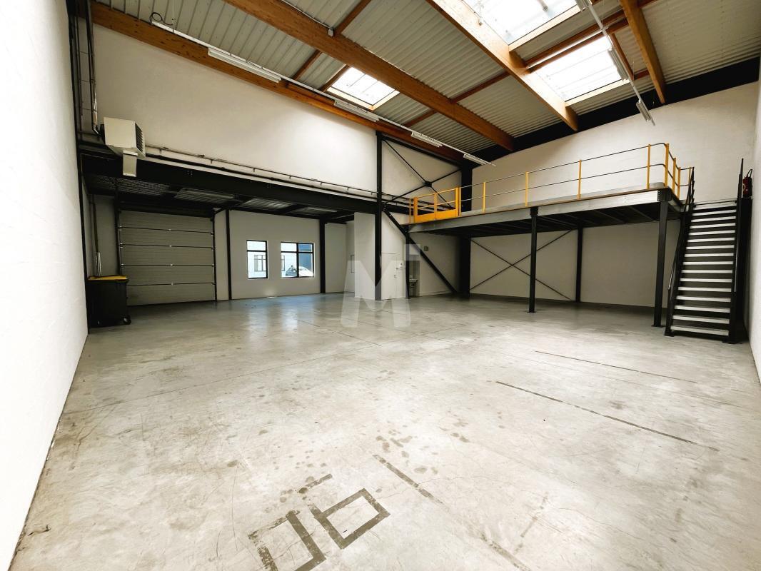 Light Industrial in Lieusaint to rent Building Photo- Image 1 of 5