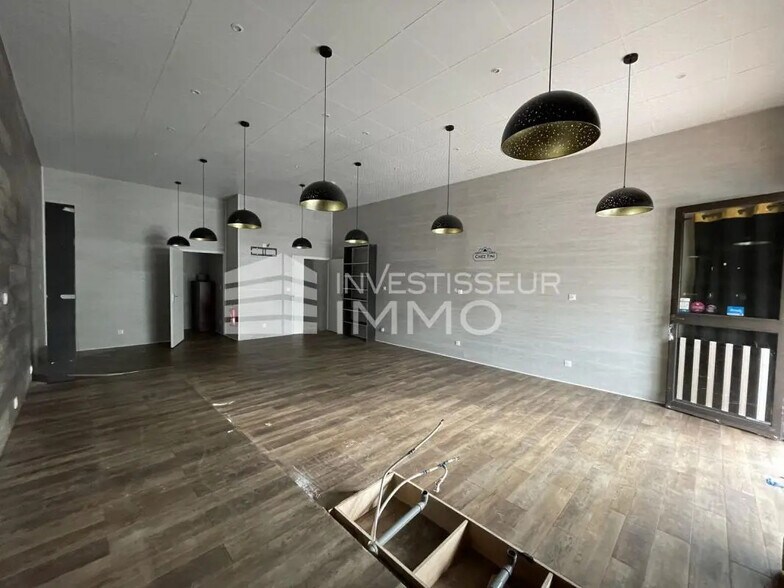 Retail in Roissy-en-Brie to rent - Interior Photo - Image 1 of 12