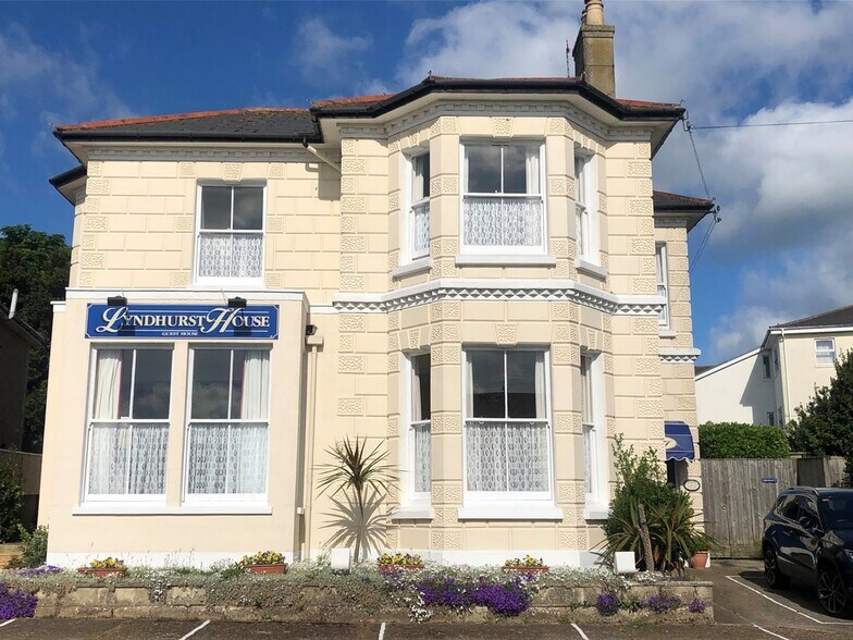 8 Royal Crescent, Sandown PO36 8LZ UK