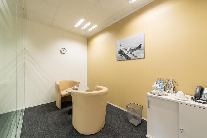 1 Rue Du Commandant Mouchotte, Paray-Vieille-Poste to rent - Interior Photo - Image 3 of 20