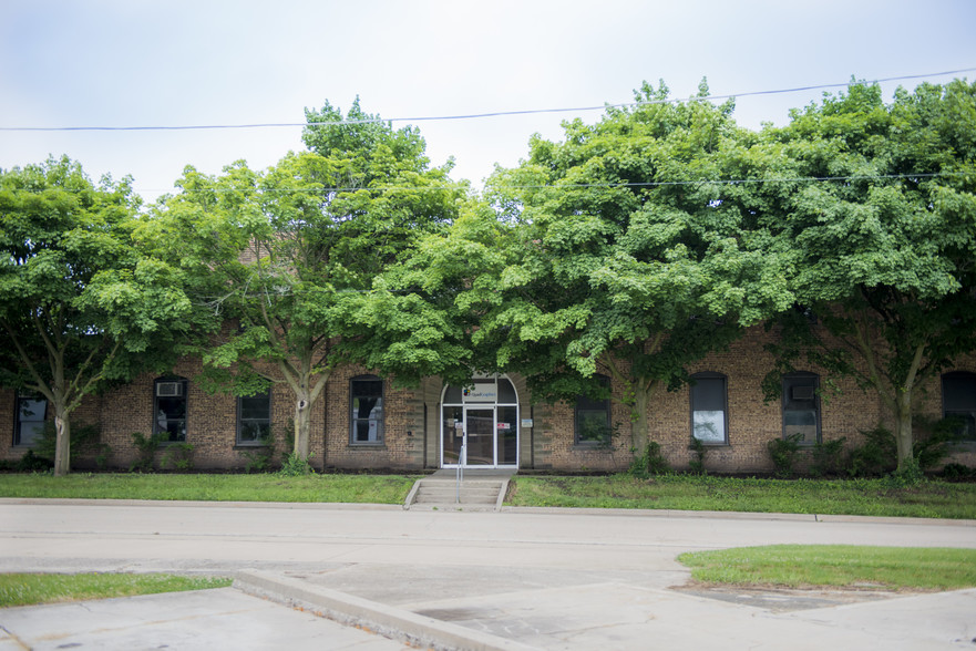 404 N Wesley Ave, Mount Morris, IL for sale - Primary Photo - Image 1 of 1