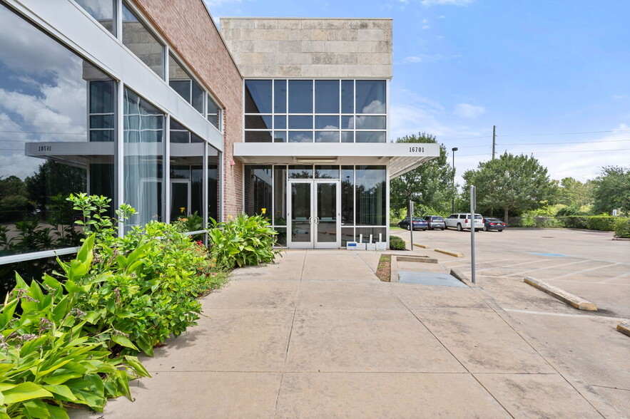 16701 Creek Bend Dr, Sugar Land, TX for rent - Building Photo - Image 3 of 10