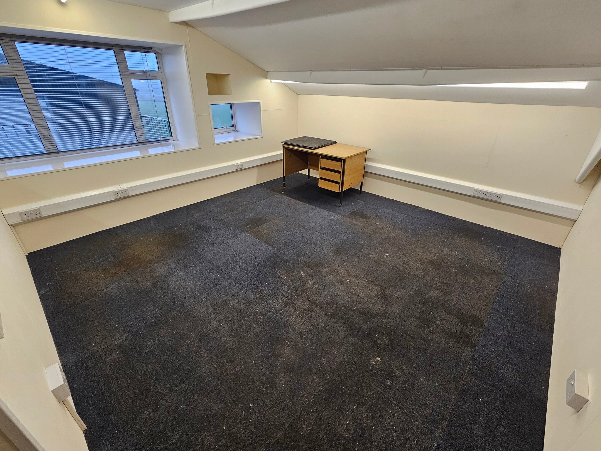 Kits End Rd, Barnet to rent Interior Photo- Image 1 of 2