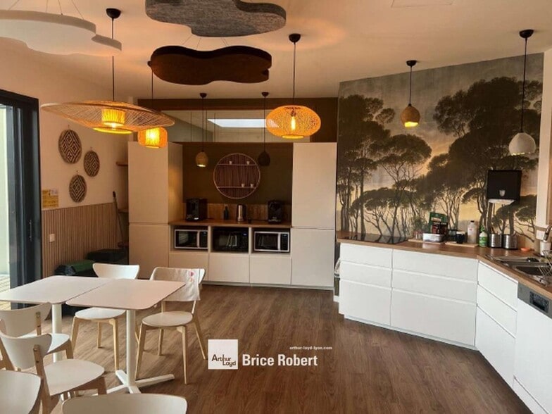 Office in Tassin-la-Demi-Lune for sale - Interior Photo - Image 3 of 3