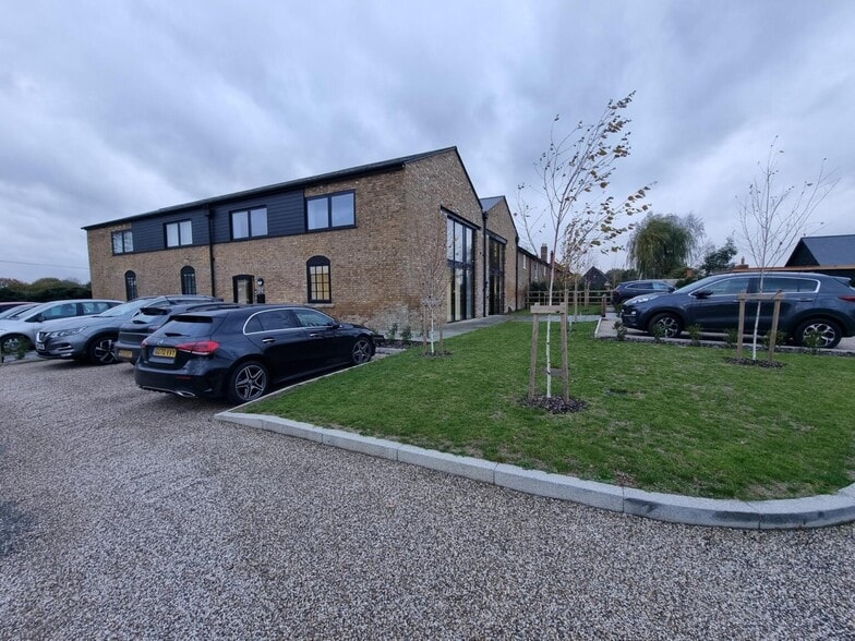 Labby Green close, Hertford to rent - Primary Photo - Image 1 of 8