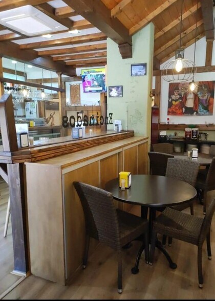 Retail in Alcalá de Henares, Madrid to rent - Interior Photo - Image 2 of 6