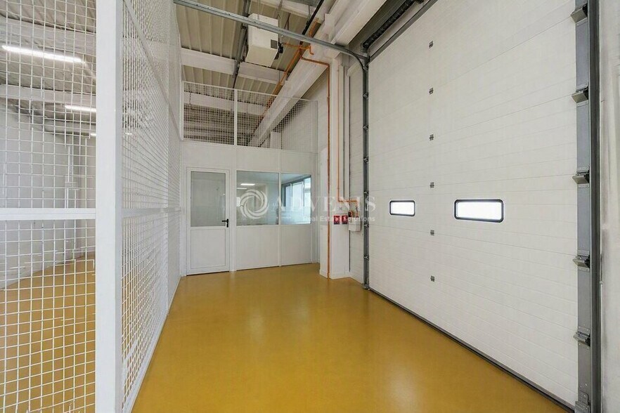 Light Industrial in Roissy En France to rent - Interior Photo - Image 3 of 10