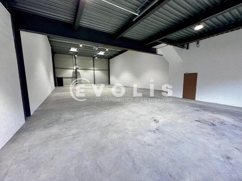 Light Industrial in Corbeil Essonnes to rent - Interior Photo - Image 1 of 7