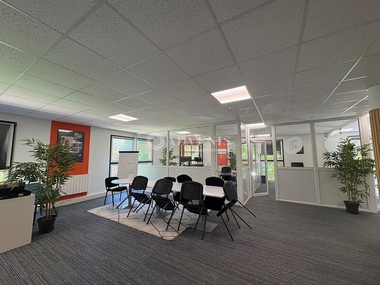 19 Rue Michael Faraday, Montigny-le-Bretonneux to rent - Interior Photo - Image 3 of 3