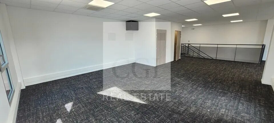 Light Industrial in Chassieu to rent - Interior Photo - Image 2 of 11