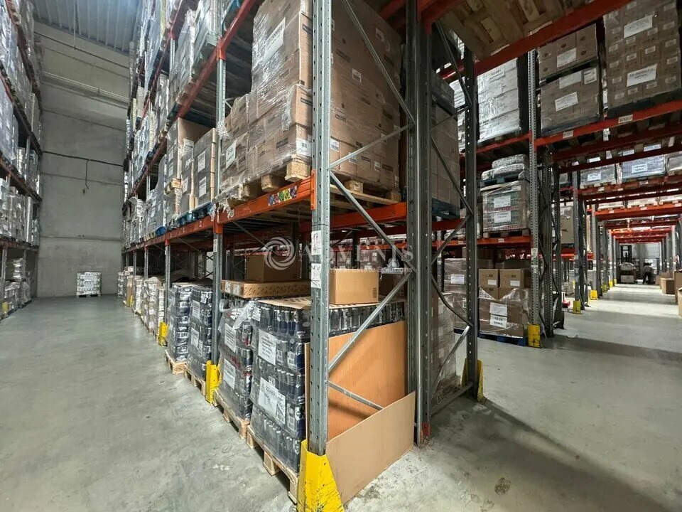 Industrial in Stains to rent Interior Photo- Image 1 of 13