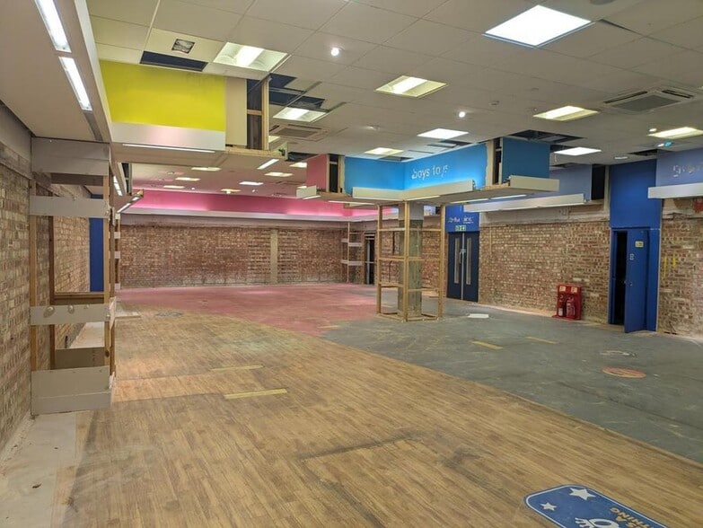 14-14A High St, Haslemere to rent - Building Photo - Image 3 of 7