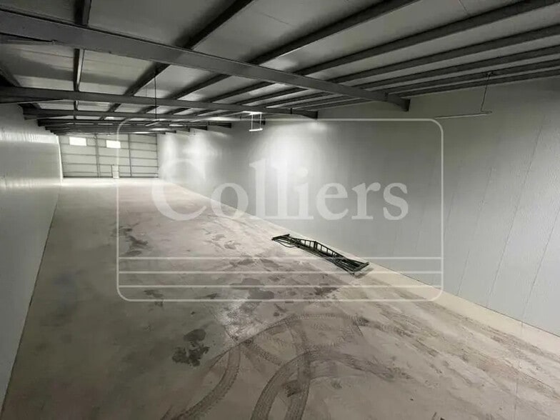 Light Industrial in Gémenos to rent - Interior Photo - Image 2 of 5
