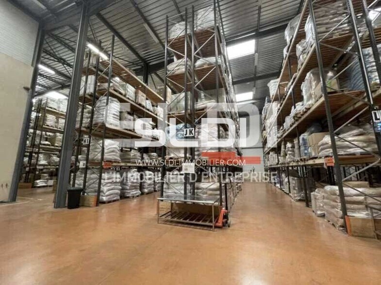 Light Industrial in Lozanne to rent - Interior Photo - Image 3 of 7