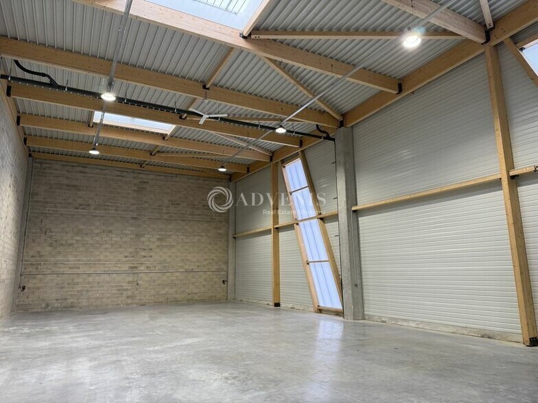 Light Industrial in Lognes to rent - Building Photo - Image 1 of 10