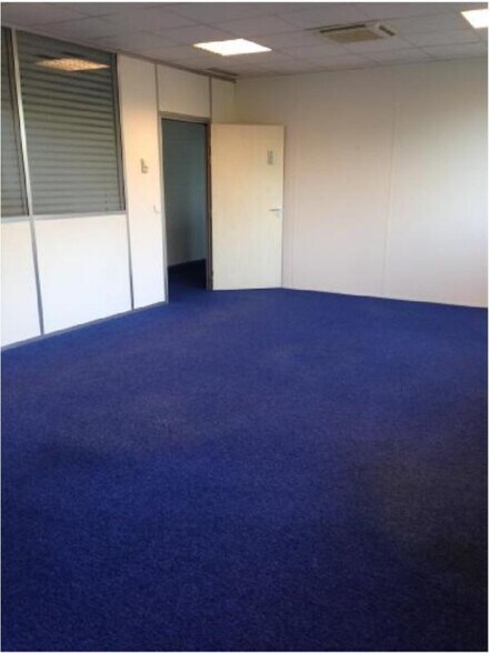 Office in Buc for sale - Interior Photo - Image 3 of 12