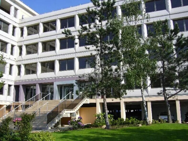 Office in Rungis to rent - Building Photo - Image 1 of 5