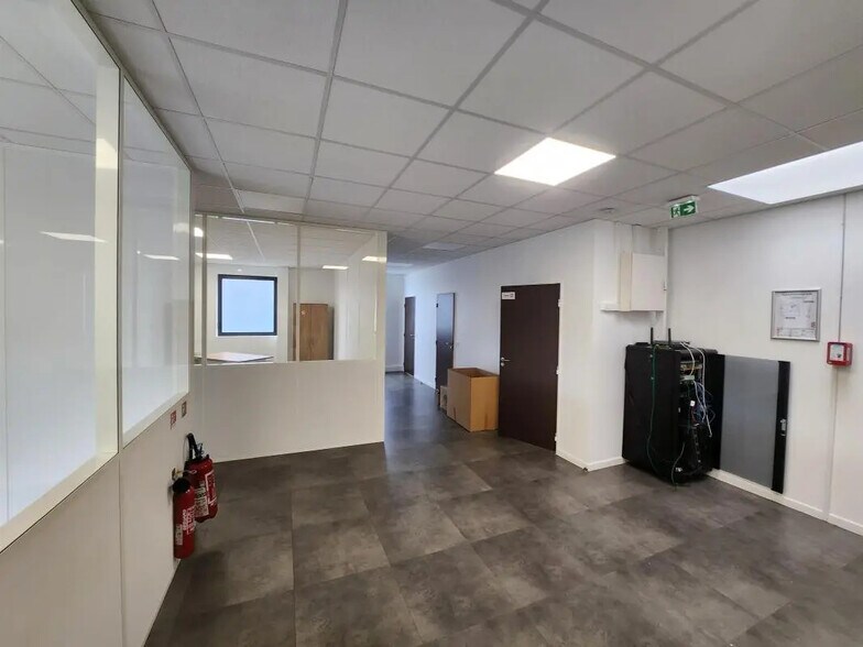 17 Rue Georges Melies, Cormeilles-en-Parisis to rent - Interior Photo - Image 2 of 6