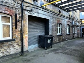 Sandown Rd, Watford to rent Building Photo- Image 2 of 4