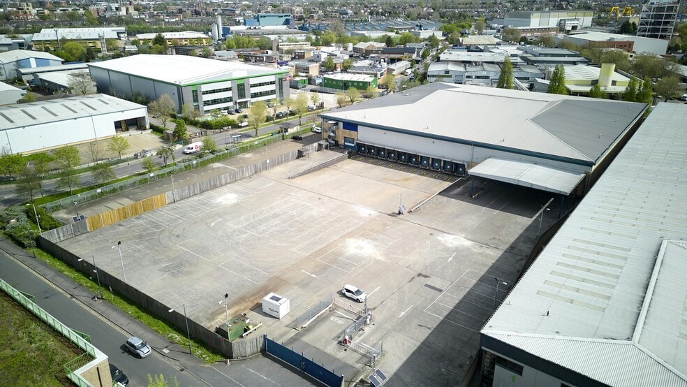 12 Central Way, London to rent - Building Photo - Image 3 of 8