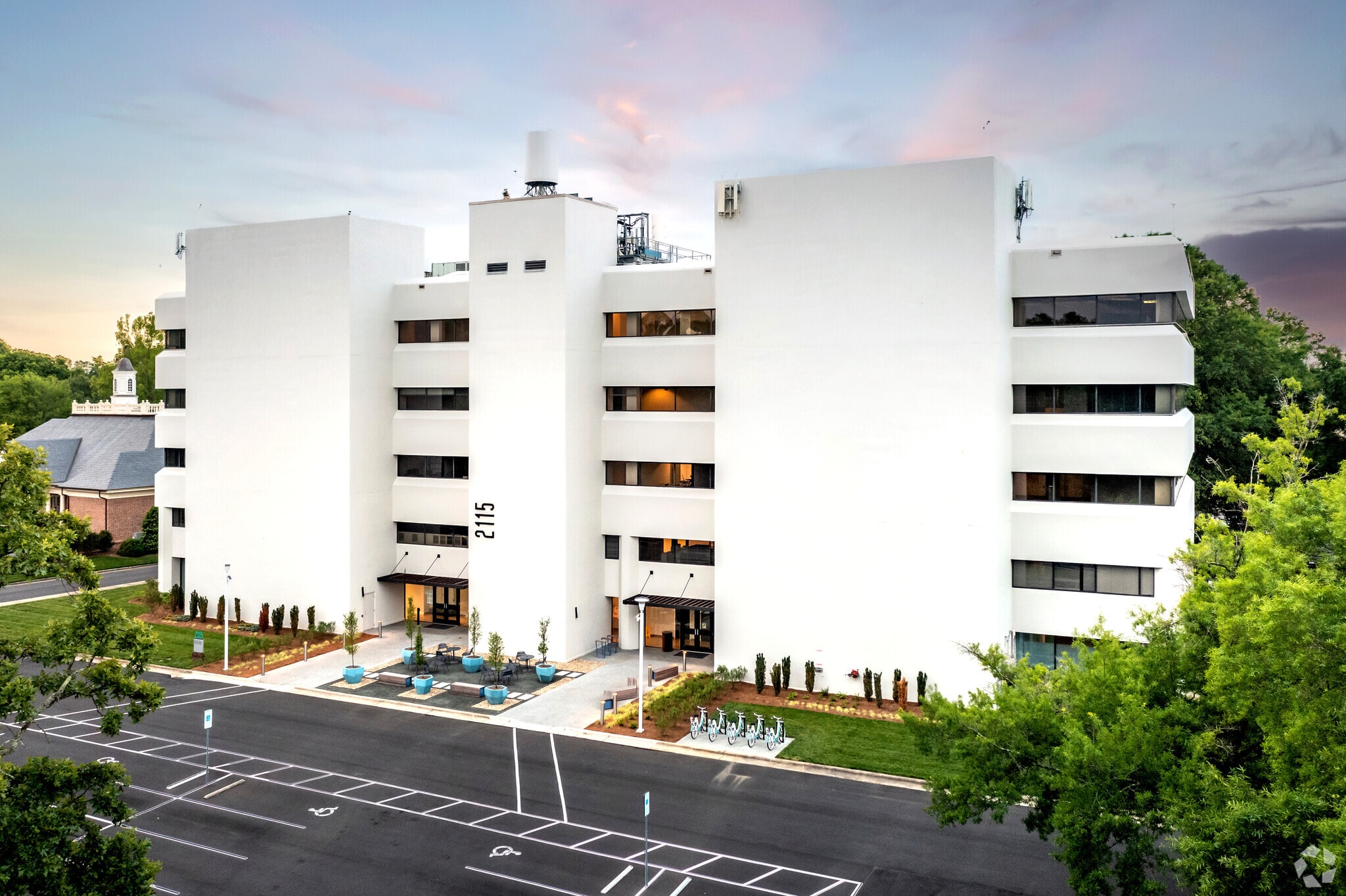 2115 Rexford Rd, Charlotte, NC to rent Primary Photo- Image 1 of 13