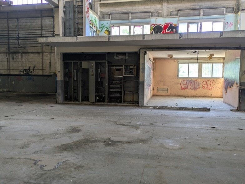 Industrial in Givors to rent - Building Photo - Image 3 of 9