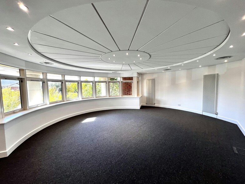 Cams Hl, Fareham to rent - Building Photo - Image 2 of 18